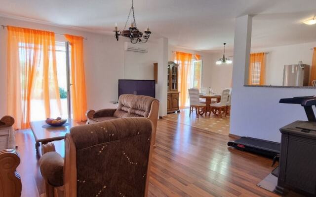 Ron - Spacious Garden - H