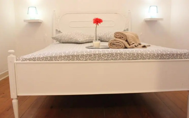 Blue House - Bica Yellow Tram