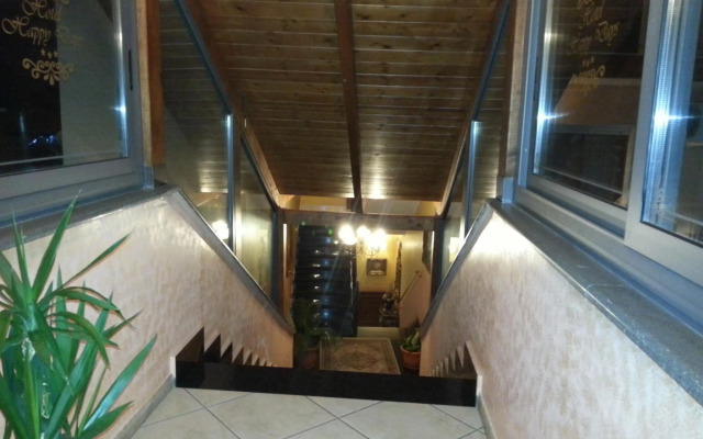 Hotel Happy Days
