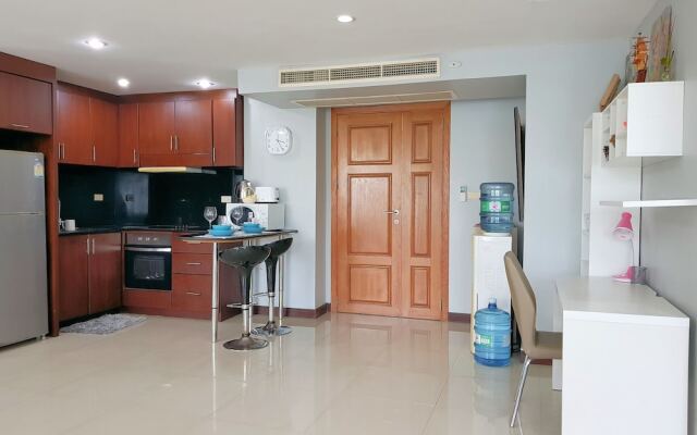A Large 2 BR-3 Baths 207 Downtown