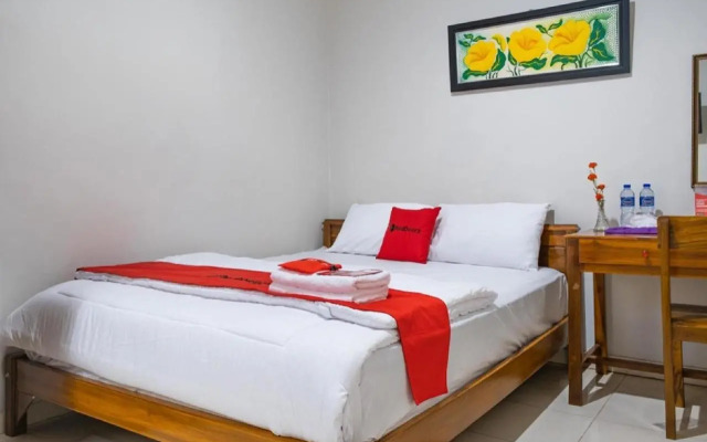 Guest House Kost and Kantin by RedDoorz