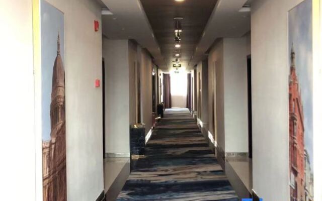 Vienna Classic Hotel (Weining Caohai Exhibition Center)