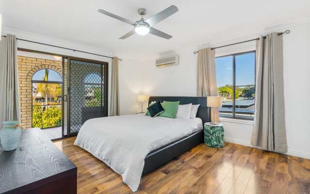 Waterfront Family Entertainer   5 Bedroom   Pool