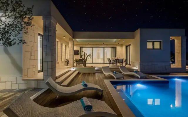Sophisticated Oasis Residence Villa With Pool