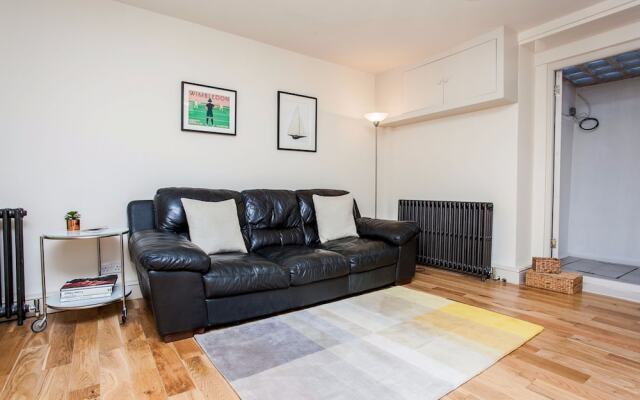 Bright &Spacious Central 1 Bed Basement Flat