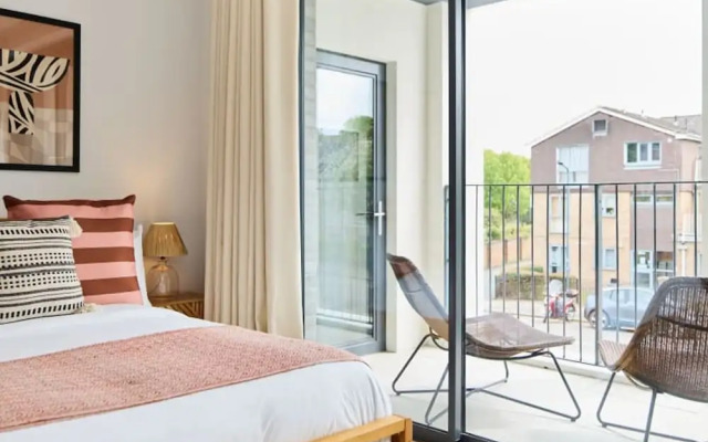 The Brondesbury Hideaway - Stylish 3bdr Flat With Balcony Parking