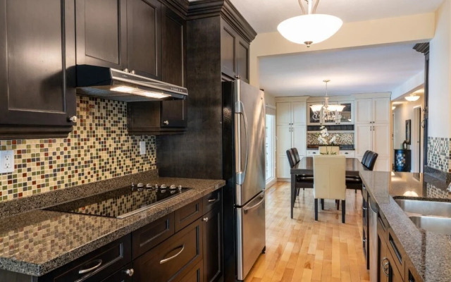 LUXURIOUS 5,500 sqft Home: 5 Br/5 Ba | PRIVATE Pool & Hot Tub | STEPS to Beach