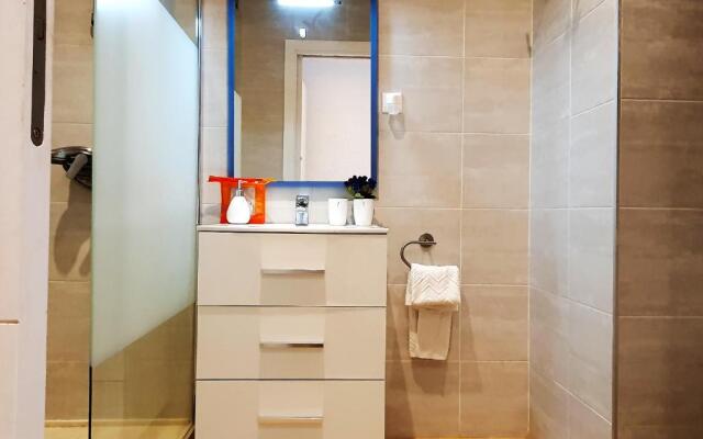 Skol 427 Spacious 1 Bedroom Apartment with Sea Views