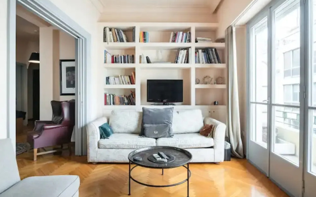 Neoclassical Athenian 2-bed Apt Balcony