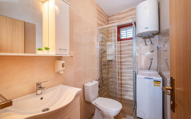 Amazing Home in Rovanjska With 4 Bedrooms, Jacuzzi and Wifi