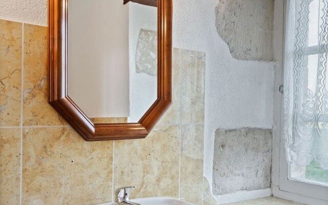 Guest room in a lavish castle in Allier