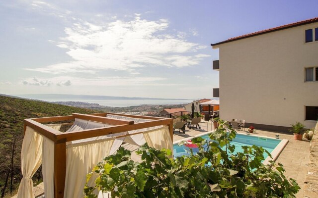 Premium Holiday Home in Kučine-Mravinci with Swimming Pool