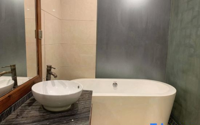 Huihe Water Margin Hotel (Guangfeng Passenger Transport Center Branch)