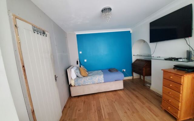 Stylish 3 bed house with Garden Free Parking