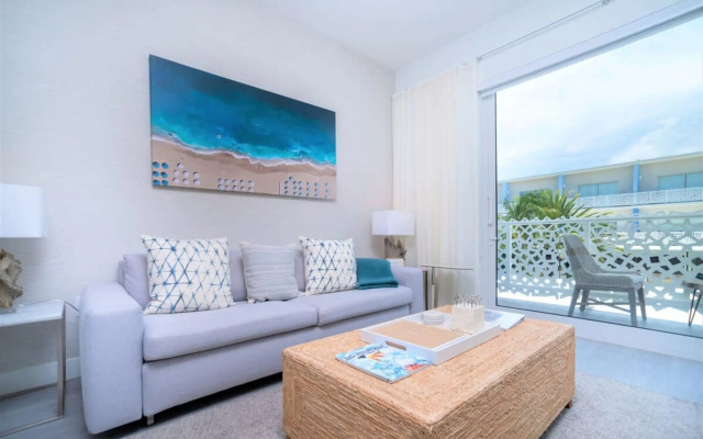 Modern 1BR Apt w Rooftop Pool Onsite Amenities