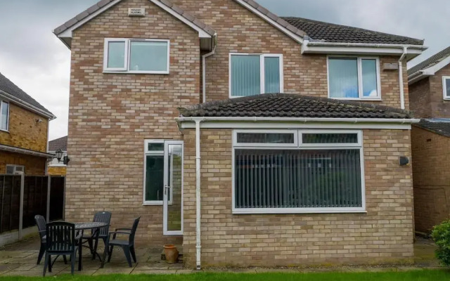 Stylish 4 Bed Apartment- Private Garden & Sleeps 8