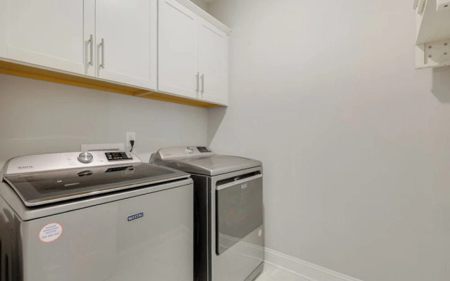 Spacious Home w/ Screened Patio in Wilmington!