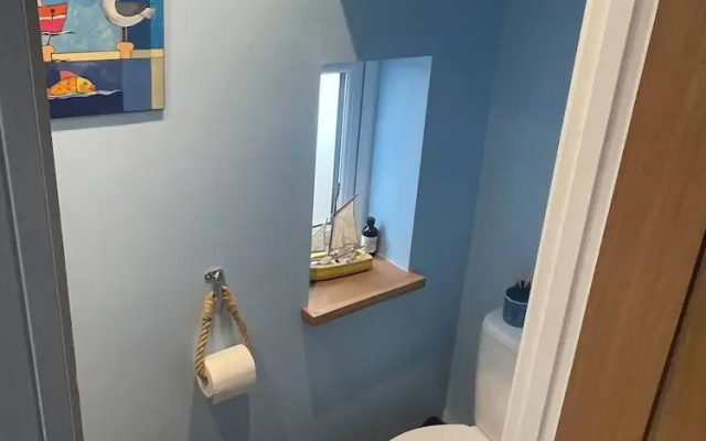 Spacious 4-bed House Close to LHR and London