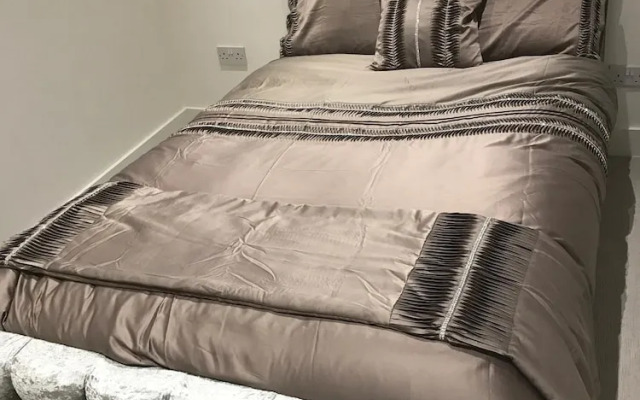 Charming 2-bed Flat in Swansea