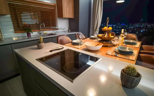 Eagles Nest- 2BR stylish, free park, Netflix