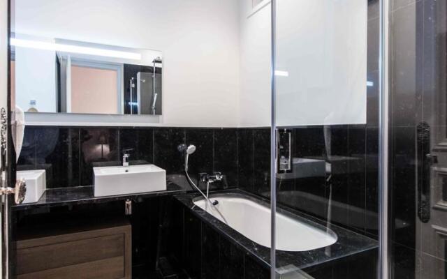 Champs Elysées Avenue Montaigne Elegance