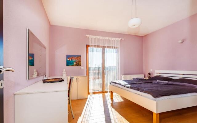 Delightful Apartment in Radovin With Garden