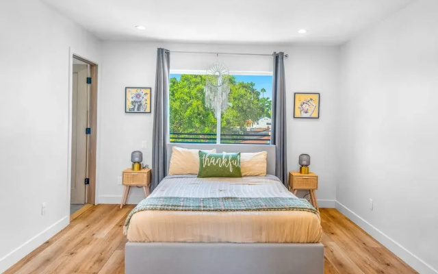Stylish Sherman Oaks Townhouse W/ 3 Master Suites
