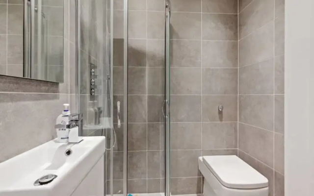 Contemporary 2bed&bath Apt W/patio in North London