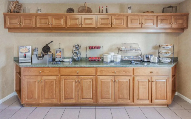 Red Roof Inn & Suites Calhoun