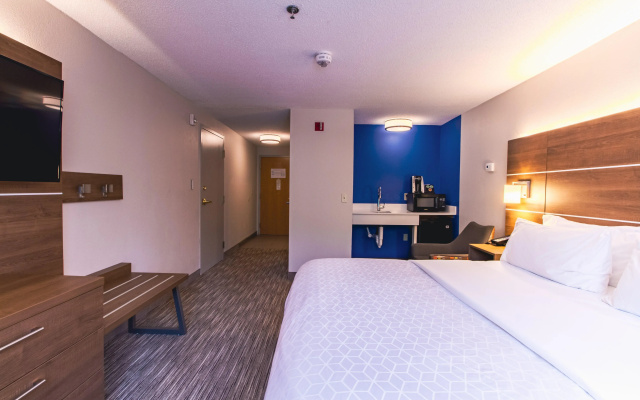 Holiday Inn Express & Suites Lincoln East - White Mountains by IHG