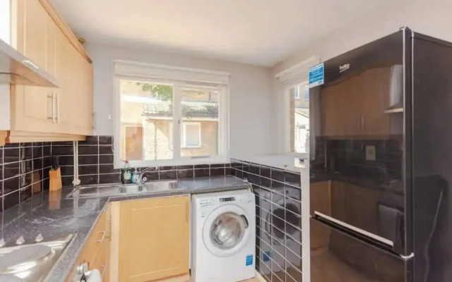 Lovely 4 Bed House w Garden, 1 Stop to Waterloo
