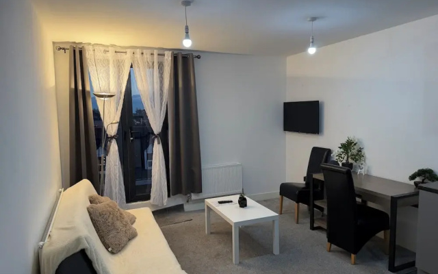 2 Bedroom Luxury Apartment With Balcony