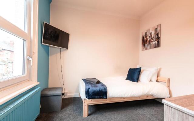 6 bed Residential home with Parking