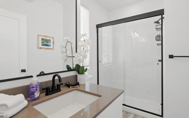 Touch of Class Stunning 5 Bdr!