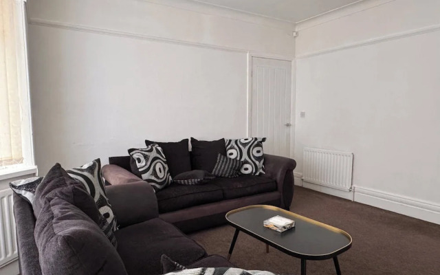 City Centre-4 Br-sleeps 7-garden-free Parking
