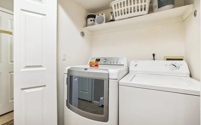 Park Forest  4 Bedroom Home by RedAwning