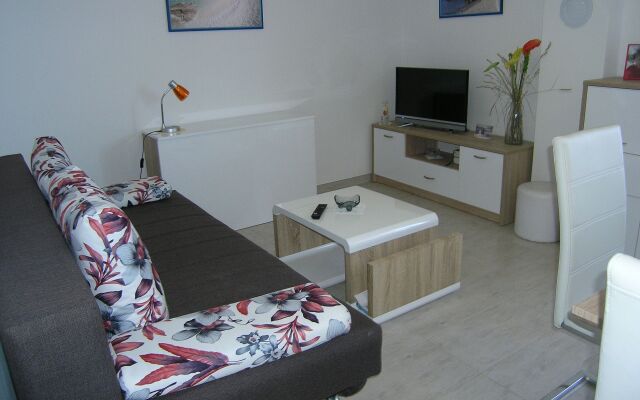 Studio apartment Mici 2 - great loaction and relaxing: SA2  Cres, Island Cres