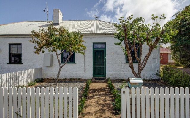 Prue's Cottage - well appointed family getaway
