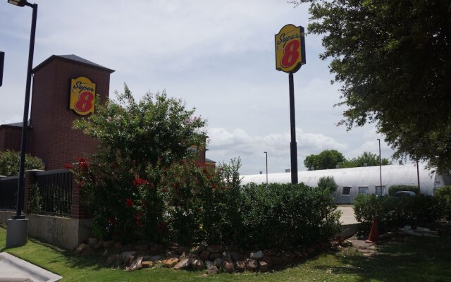 Super 8 Farmers Branch/north Dallas