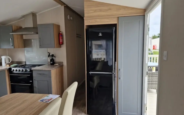 Welcoming 3 Bedroom Caravan 2 Min Walk to Beach