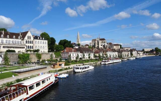 Apartment With 3 Bedrooms in Auxerre, With Wifi