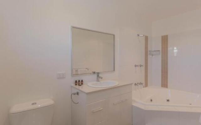 Khione 5/23-25 Kirwan Close