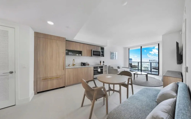 Skyline Retreat Chic 1-BR with City View