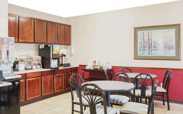 Super 8 by Wyndham Mason City