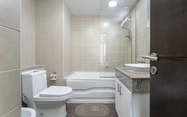 Refined 1BR Retreat in The Point Tower - Marina