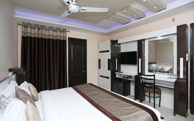 OYO 4471 Hotel Rajmahal