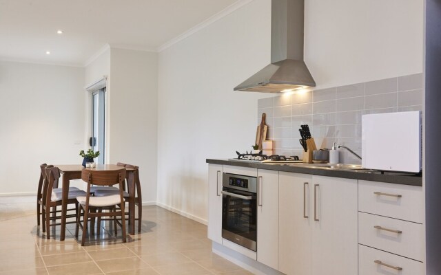 Earthy And Polished 2 Bedroom Unit In Chadstone