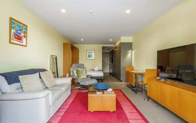 Spacious Viaduct Studio + Free Parking!