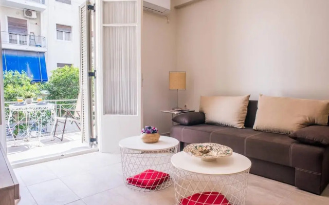 Modern Clean Apartment w h Balcony Near Metro, Athens