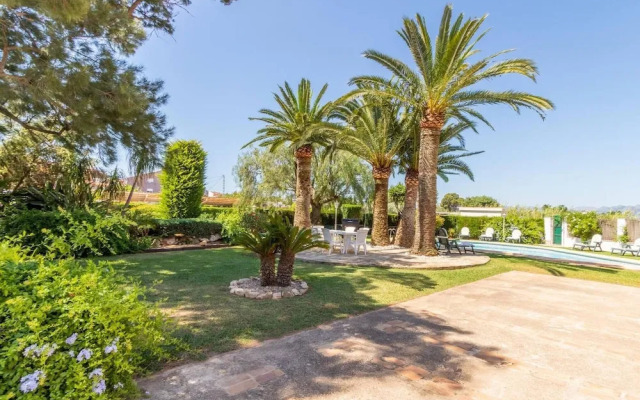 Private Pool, Garden, Barbecue and Beach Nearby